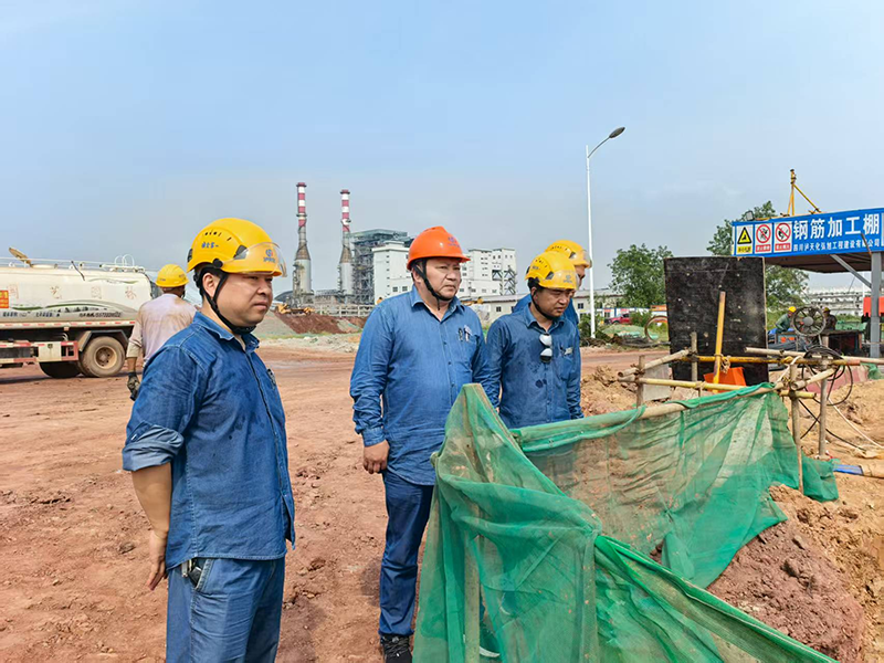 陳懋金到弘旭公司舊箱涵項目部指導(dǎo)工作(圖1) 陳懋金到弘旭公司舊箱涵項目部指導(dǎo)工作(圖1)