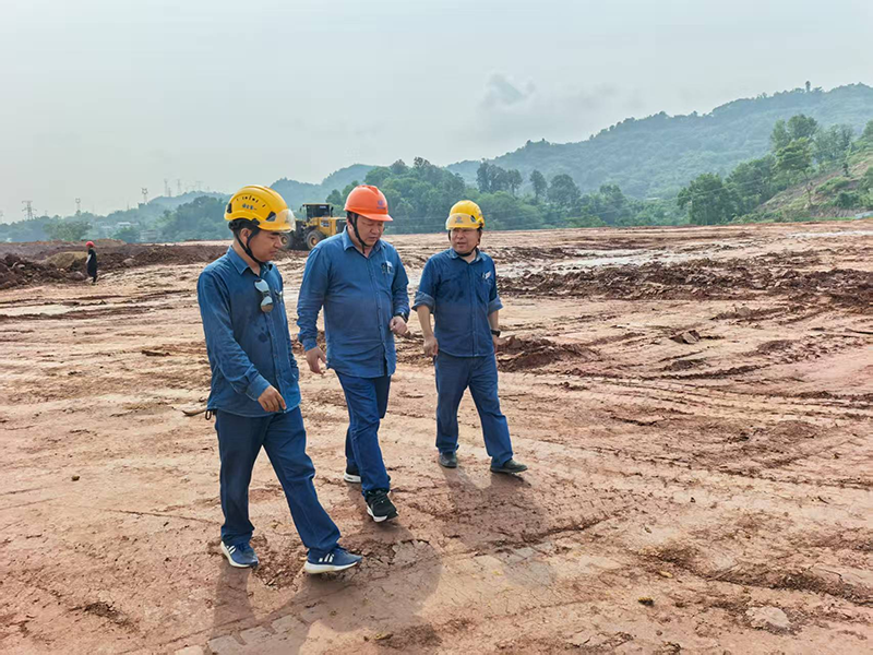 陳懋金到弘旭公司舊箱涵項目部指導(dǎo)工作(圖3) 陳懋金到弘旭公司舊箱涵項目部指導(dǎo)工作(圖3)